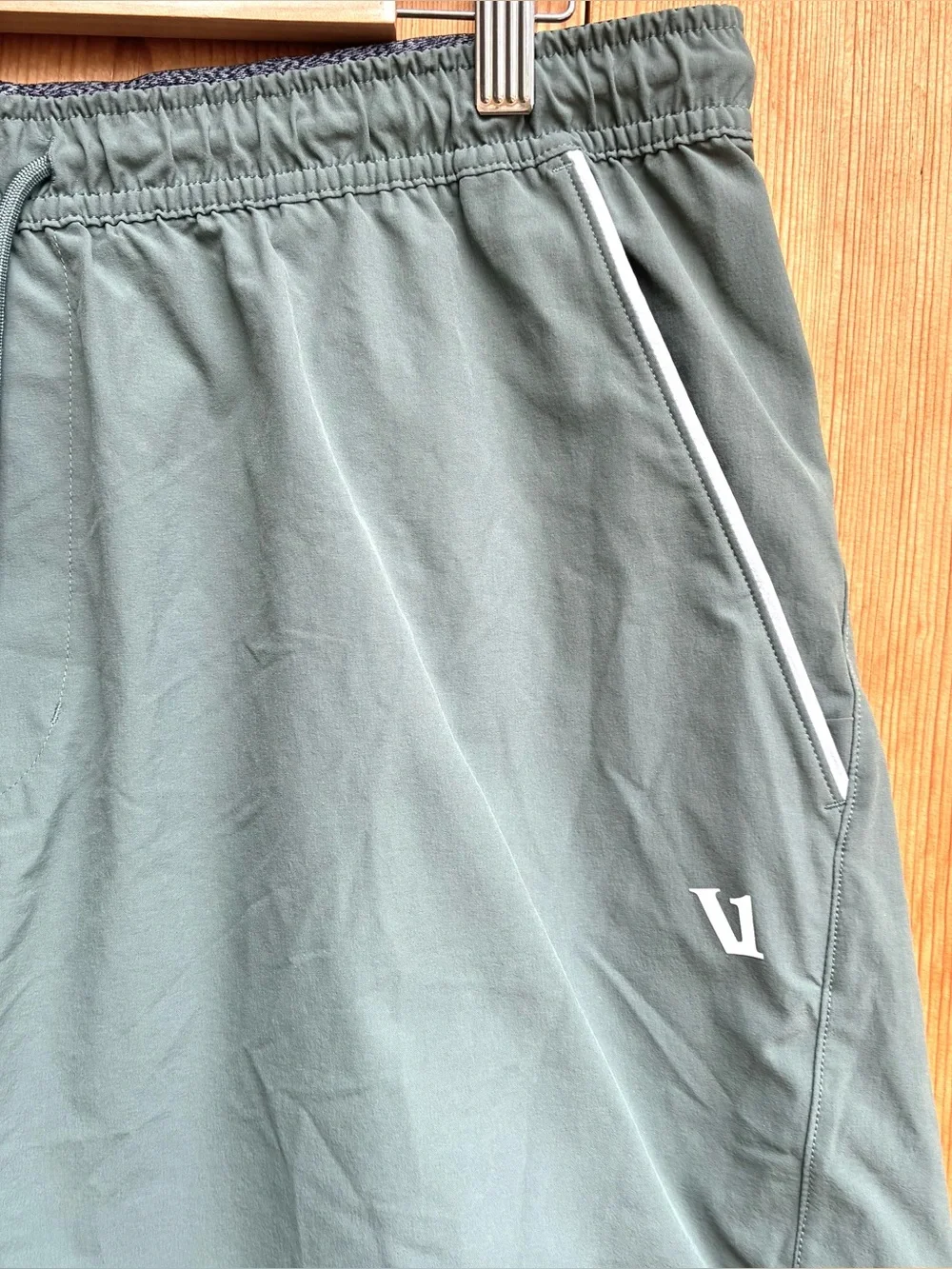 Vuori Men’s Crosscourt Unlined Green Gray Shorts Sz XL